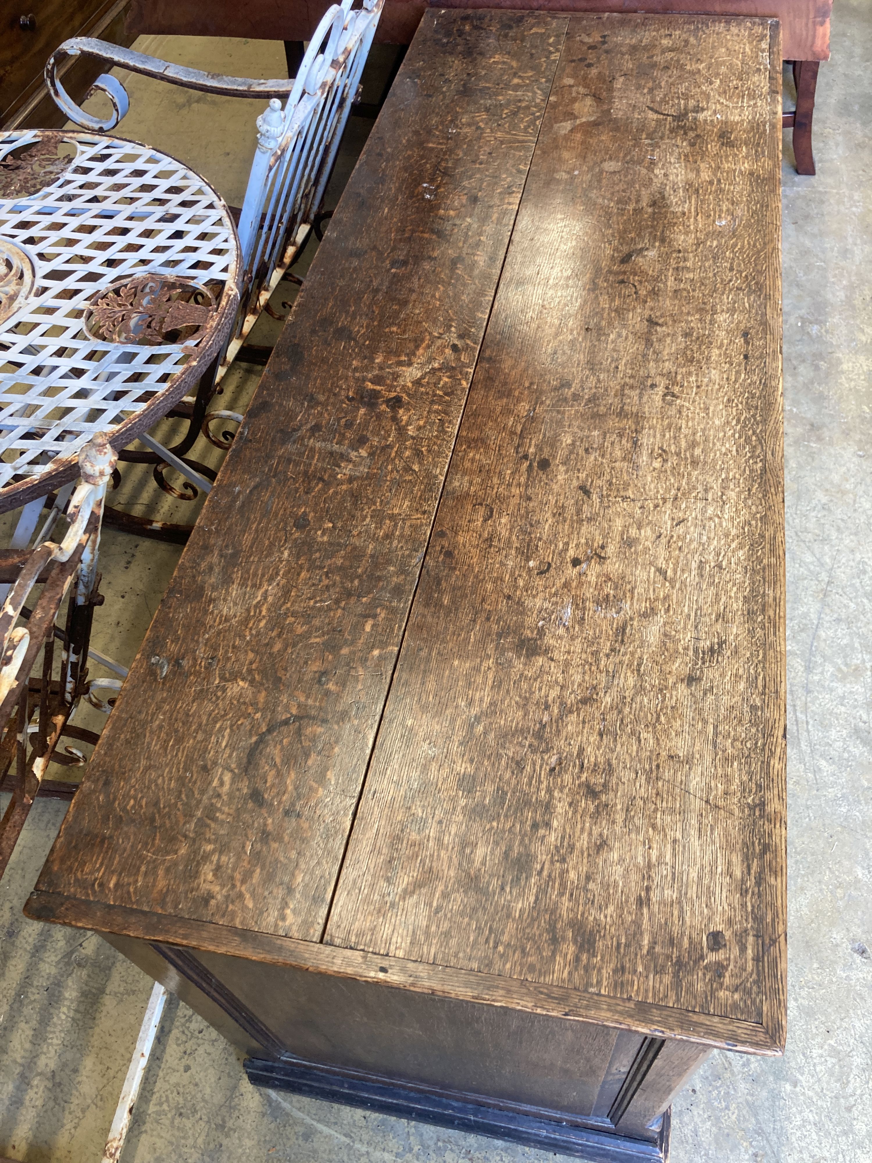 An early 19th century oak mule chest, length 140cm, depth 54cm, height 75cm